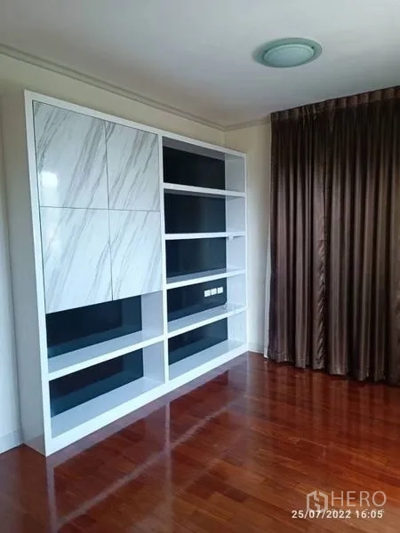 บ้าน ขายในPrawet, Bangkok - ผนังตู้บิวท์อินชั้นวางแบบเปิด พร้อมแผงลายหินอ่อนในห้องสว่าง