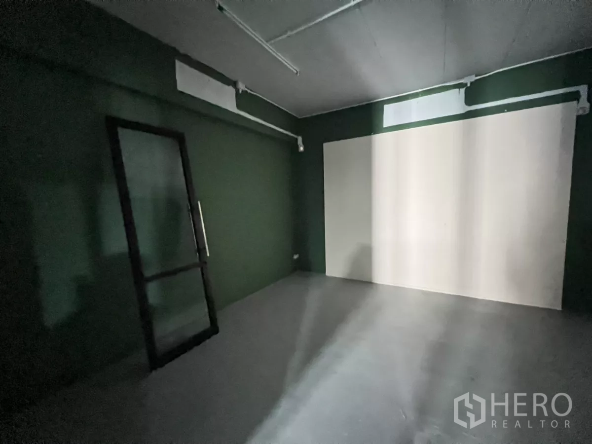 带办公室的家 出租在Pathum Wan, Bangkok - 狭长的杂物间，黑色瓷砖与顶灯。