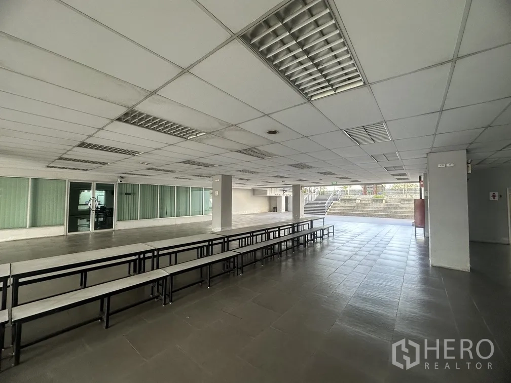 工厂 for rent in Lam Luk Ka, Pathum Thani - 食堂一侧开放，与室外台阶连通。