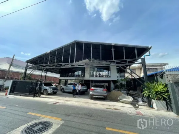 带办公室的家 出租在Wang Thonglang, Bangkok - 街景广角展示工业风Home Office与宽阔停车区