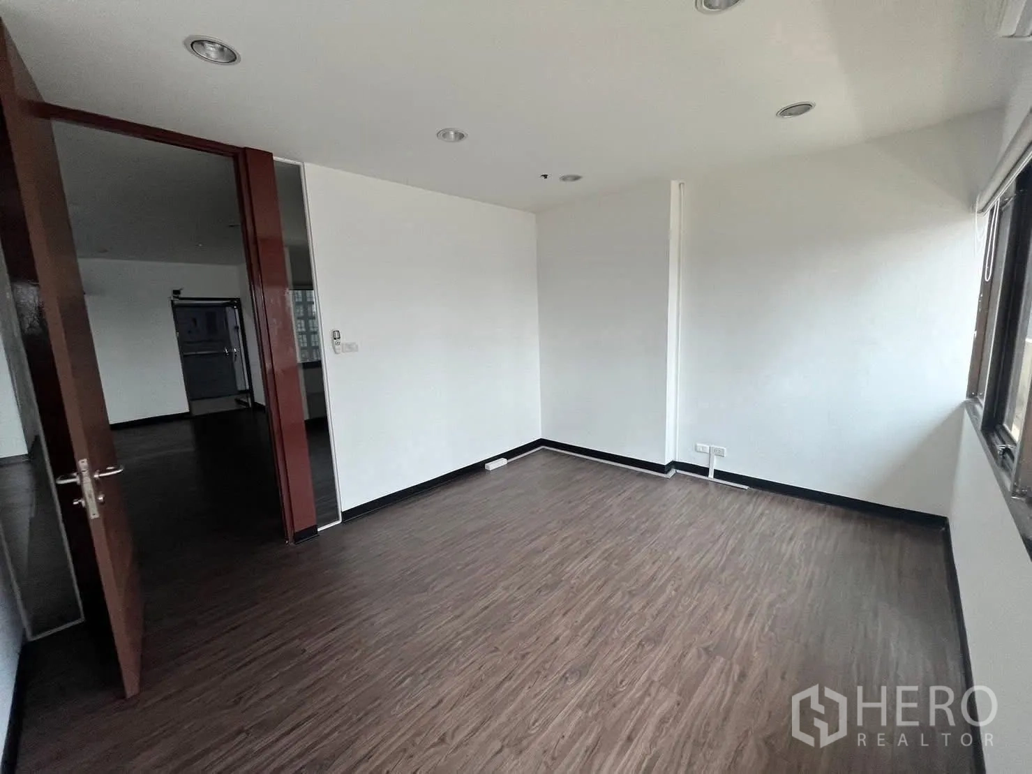 ออฟฟิศ for rent in Watthana, Bangkok - ห้องส่วนตัวติดกับพื้นที่หลัก พร้อมประตูไม้และหน้าต่างบานใหญ่.