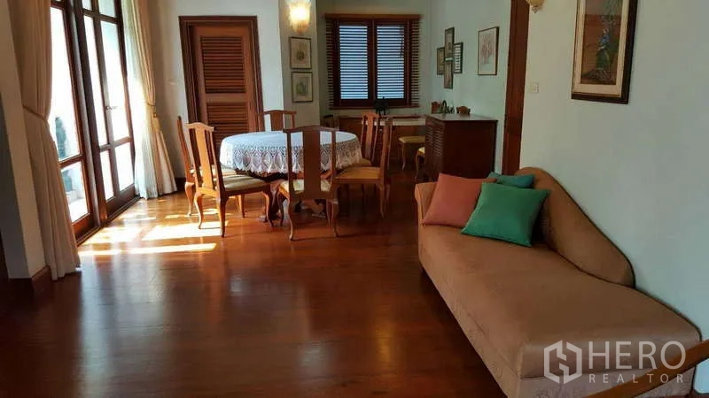 联排别墅 出租在Khlong Toei, Bangkok - 开放式客餐厅，木地板并通往阳台