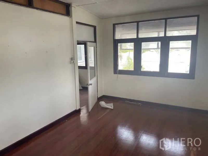 บ้าน ให้เช่าในSuan Luang, Bangkok - ห้องมีหน้าต่างบานกว้างและประตูเชื่อมไปยังอีกห้อง
