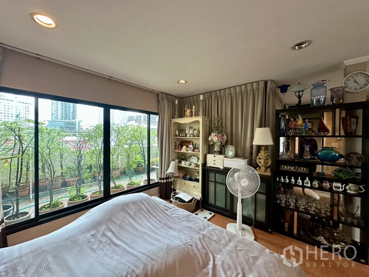 ตึกแถว for sale in Watthana, Bangkok - ห้องนอนมีหน้าต่างบานใหญ่ติดระเบียงและชั้นวางของโชว์แก้ว.
