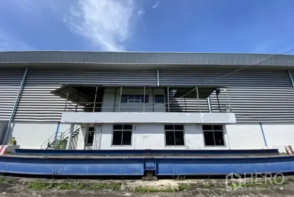 โรงงาน ให้เช่าในBan Phaeo, Samut Sakhon - ด้านหน้าโรงงานพร้อมอาคารสำนักงานชั้นลอยและแท่นชั่งน้ำหนักหน้าโกดัง