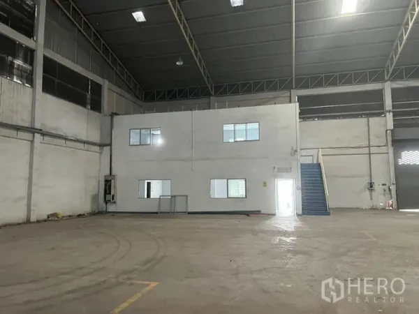 货栈 出租在Bang Sao Thong, Samut Prakan - 高层钢结构屋顶的大型仓库，内置两层办公室。