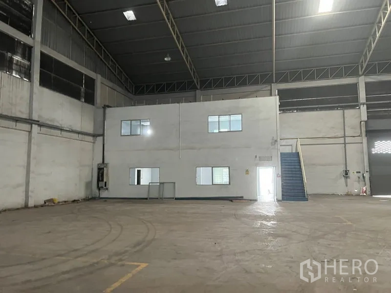 货栈 出租在Bang Sao Thong, Samut Prakan - 高层钢结构屋顶的大型仓库，内置两层办公室。