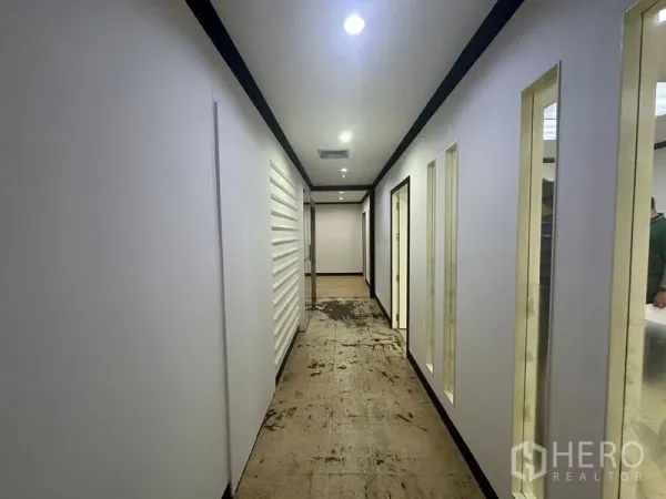 办公空间 出租在Yan Nawa, Bangkok - 室内走廊，筒灯与侧窗，地面处于翻新状态