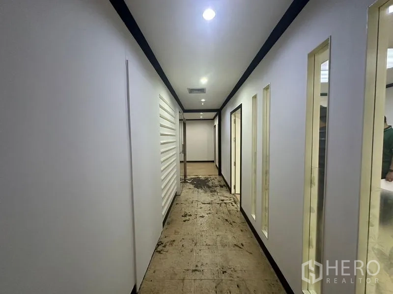 办公空间 出租在Yan Nawa, Bangkok - 室内走廊，筒灯与侧窗，地面处于翻新状态