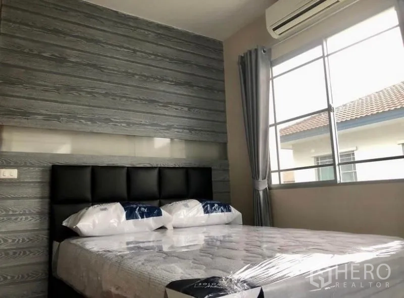 บ้าน ให้เช่าในPrawet, Bangkok - ห้องนอนผนังตกแต่งลายไม้ เตียง แอร์ และหน้าต่าง