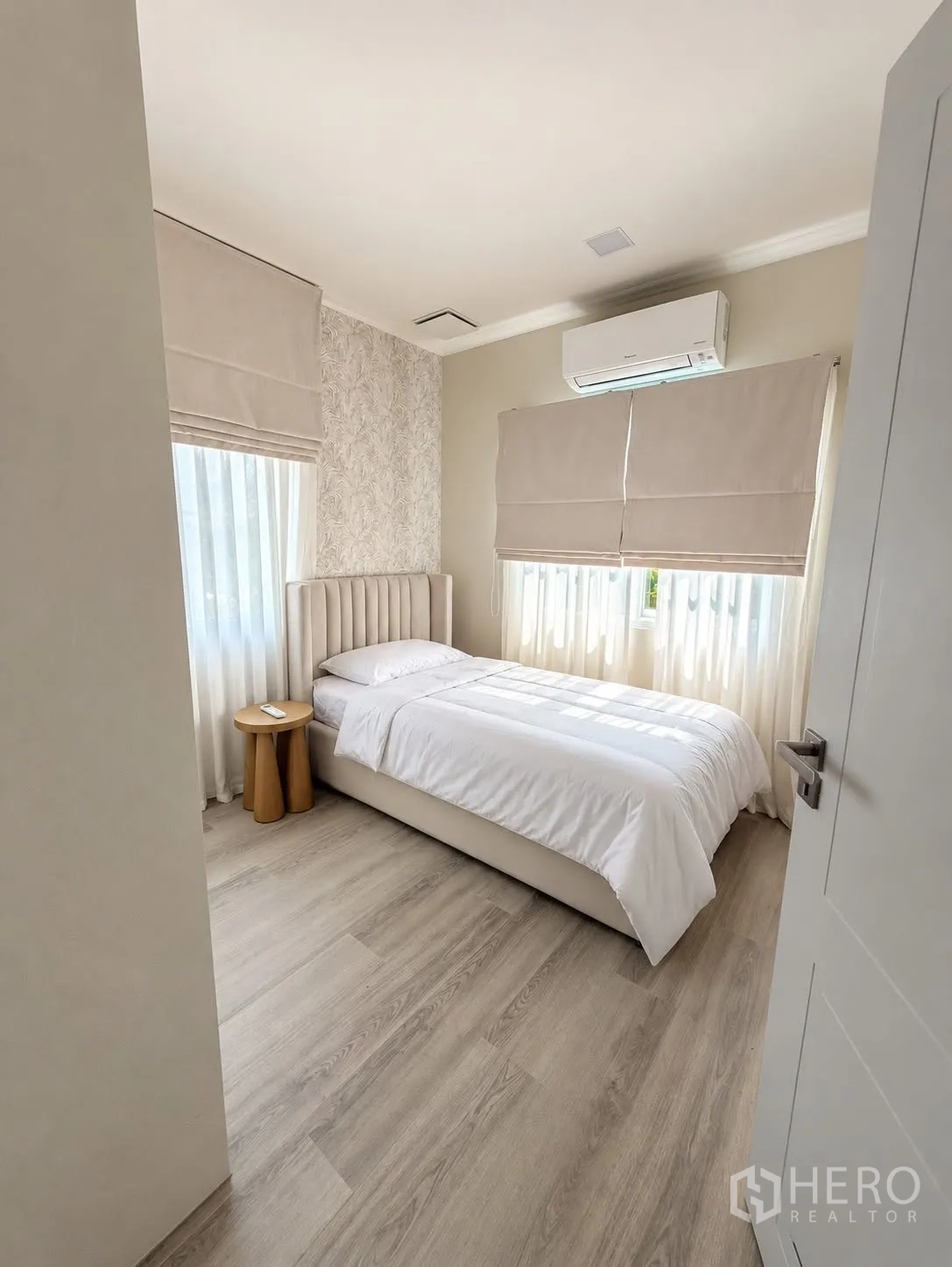 独栋房屋 for rent in Bang Phli, Samut Prakan - 次卧，单人床、空调、墙纸与窗帘。