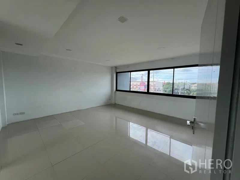 货栈 出租在Bang Phli, Samut Prakan - 办公室带全景窗户，自然采光充足并可观城市景观。