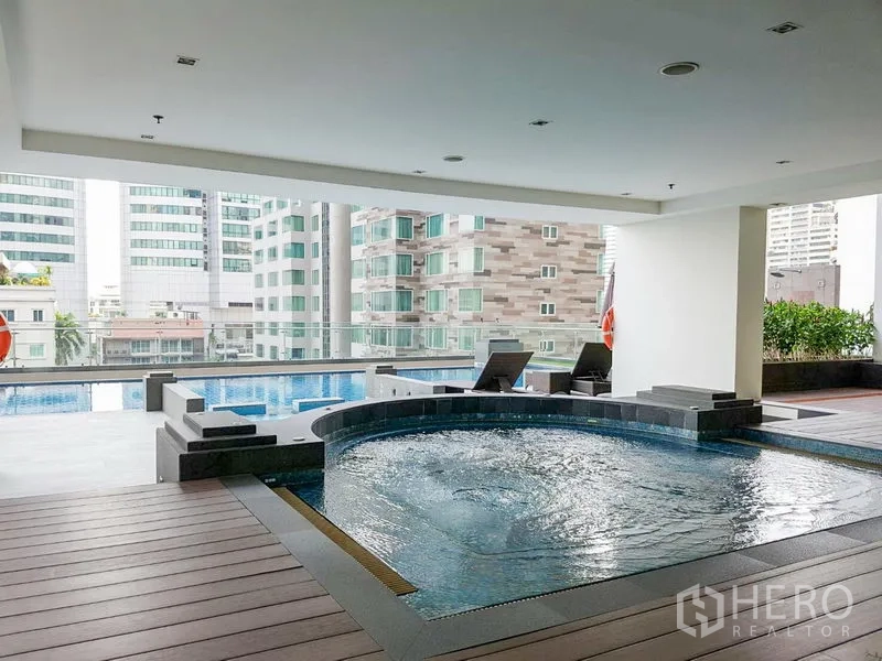 อพาร์ทเมนท์ ให้เช่าในKhlong Toei, Bangkok - ดาดฟ้าสระว่ายน้ำมีจากุซซี่ทรงกลม พร้อมเก้าอี้อาบแดดและวิวเมือง คอนโดคลองเตย
