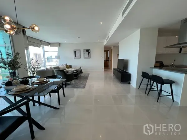 公寓 出租在Watthana, Bangkok - 开放式客餐厅与厨房，亮面地砖、吧台和城市景观。
