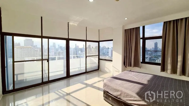 公寓 for rent in Watthana, Bangkok - 转角卧室，环绕落地大窗并可通往阳台。