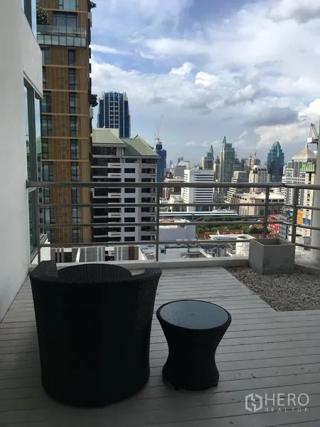 公寓 出租在Pathum Wan, Bangkok - 阳台配户外椅桌，眺望市中心天际线